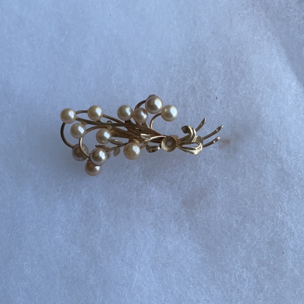 Pearl/gold brooch